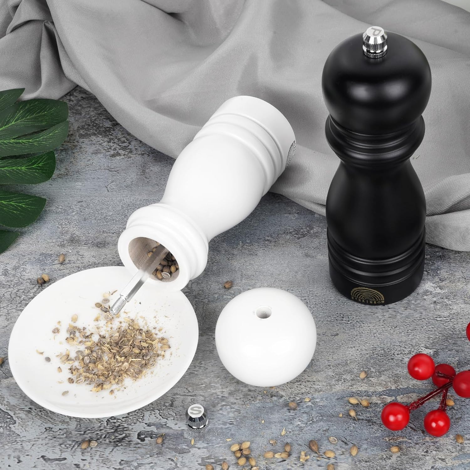 Adjustable Wooden Salt and Pepper Mills for the Home